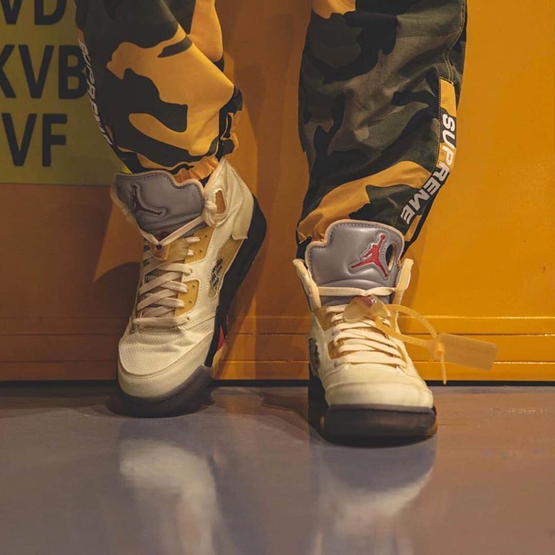 HYPEBEASTさんのインスタグラム写真 - (HYPEBEASTInstagram)「@hypebeastkicks: Take an on-feet look at @virgilabloh‘s @off____white x Air Jordan 5 “Sail.” Courtesy of noted sneaker leaker @repgod888, the yellowed detail on the “Sail” pops in undeniable fashion, the signature zip ties match the yellowed tint of the midfoot netting, eyestays and outsole as well, while traditional red and black midsoles serve up plenty of ’90s Michael Jordan flair alongside the heel’s @nike Air hit and lateral side’s #23 graphic. Rounding out the look is Abloh’s notable Helvetica branding on the medial quarter and semi-translucent circles on quarter, heel and tongue. It’s slated to arrive at retailers later this year for $225 USD. Stay tuned for official release notes. ⁠⠀ Photo: RepGod888」9月14日 13時21分 - hypebeast