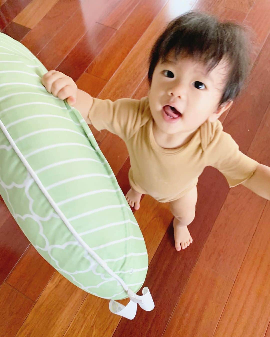 高木りなさんのインスタグラム写真 - (高木りなInstagram)「卒乳？断乳？しました。 1歳を迎えた次の日に、おっぱい卒業しました。 お腹が空いたり眠い時は、写真のように授乳クッションを”よいしょこらしょ”と持って来てたけど、 授乳クッションを処分したら、それ以降求めて来なくなりました。 #長男くんも次男くんもあっさり終了 #でもこの姿が見れなくなるのは寂しいな... #お疲れおっぱい #ワインでも飲むか  첫째때처럼 첫돌 다음날 모유수유 졸업했음. 계속 배고프거나 졸릴때 이렇게 모유쿠션을 가져왔었는데... 쿠션 치웠더니 이제 달라고 하지는 않네... 첫째도 둘째도 수유 끝내는건 쉬웠다 헤어지는게 아쉽고 슬픈 마음... #수고했어내가슴 #와인한잔해야지」9月14日 13時22分 - rinasvoyage