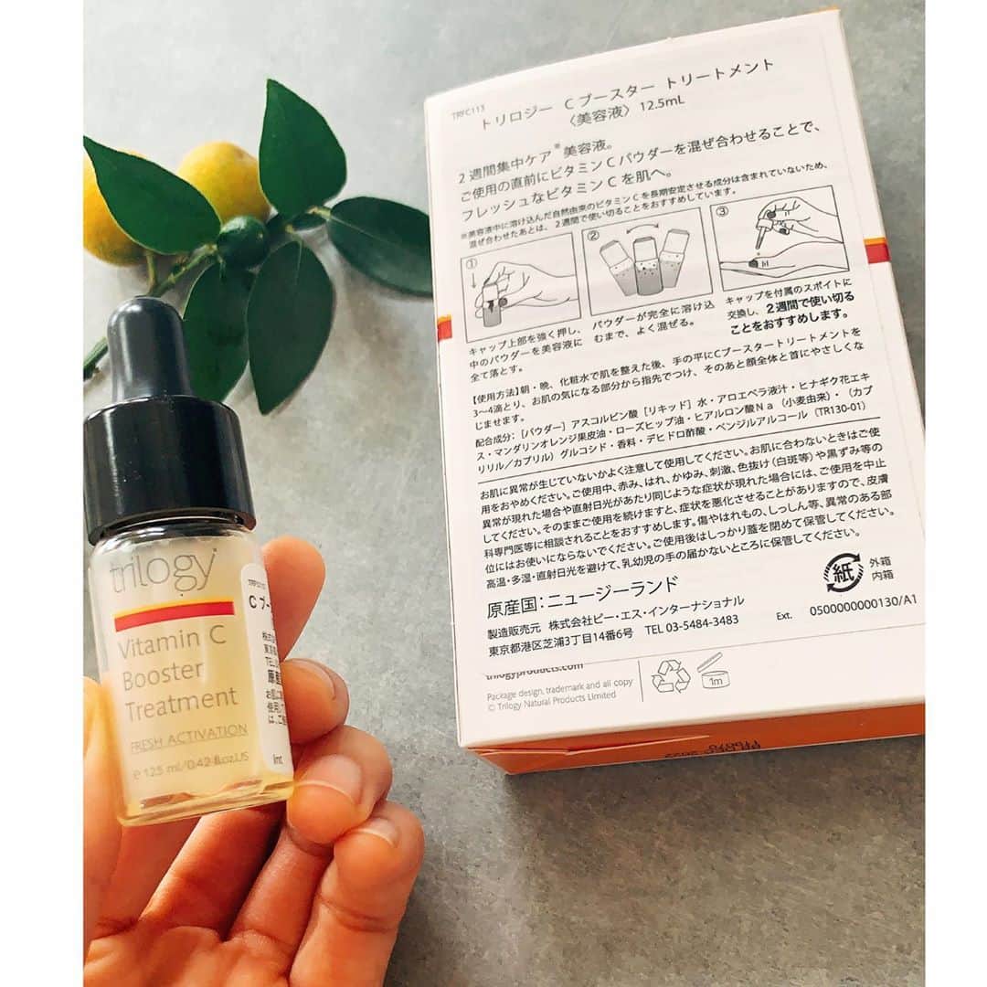 乙黒えりさんのインスタグラム写真 - (乙黒えりInstagram)「ビタミンCケア  2週間集中型のビタミンCケア試してみました。 使う直前にオイルの中にビタミンCのパウダーを落として自分でブレンドするタイプ。 2週間使い切りなので、余ったら日焼けが気になる首や腕や手の甲にも塗り塗り。  柑橘系の香りですっきりして、べたべたせずにすっと皮膚に吸い込まれていきます。使って1週間ちょっと経って、お肌のトーンが白くなってきて、ニキビができにくくなった気がします。 #トリロジー#trilogy #美容液#ビタミンC#紫外線ケア#美白#ニキビケア#コスメ#スキンケア #cブースタートリートメント #lemonsquare #cchan_girls」9月14日 13時27分 - ellyotoguro