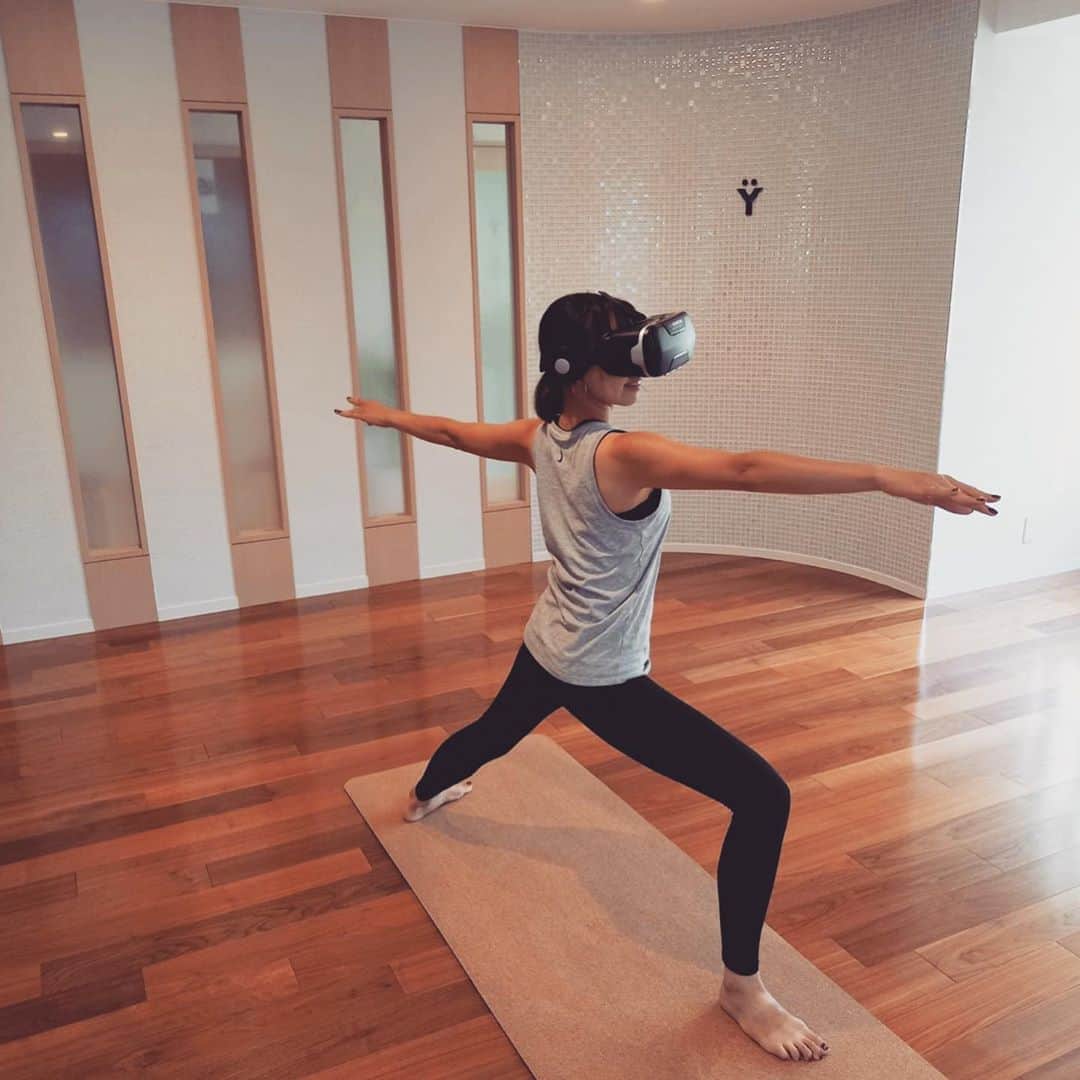 三ツ井裕美さんのインスタグラム写真 - (三ツ井裕美Instagram)「先日、北川由妃先生( @ys_yoga_sy )によるOdaka yogaレッスンのVR撮影に参加させていただきました。 ・ VRゴーグルをつけると、実際その場にいるような感覚でレッスンを受ける事ができるというものです🥽 ・ VRって最近よく耳にはしますが実際体験した事がなくて、初めて私も体験させていただいたのですが、本当にリアル過ぎてすごいです！ ・ 今回撮影したものは、やすちんさん( @yasuchin190 )のYouTubeチャンネルにアップされるそうなので是非お楽しみにしていてください☺️ ・ Yui先生、やすちんさん、貴重な機会をいただき、ありがとうございました🙏 ・ ・ ①VRというものを体験中の私 ②ゴーグル🥽(意外と軽かった！) ③Yui先生撮影中 ④やすちんさんがちょうどよくハマっていましたw ・ ・ #VR @ysyogastudio」9月14日 13時27分 - hiromi__km