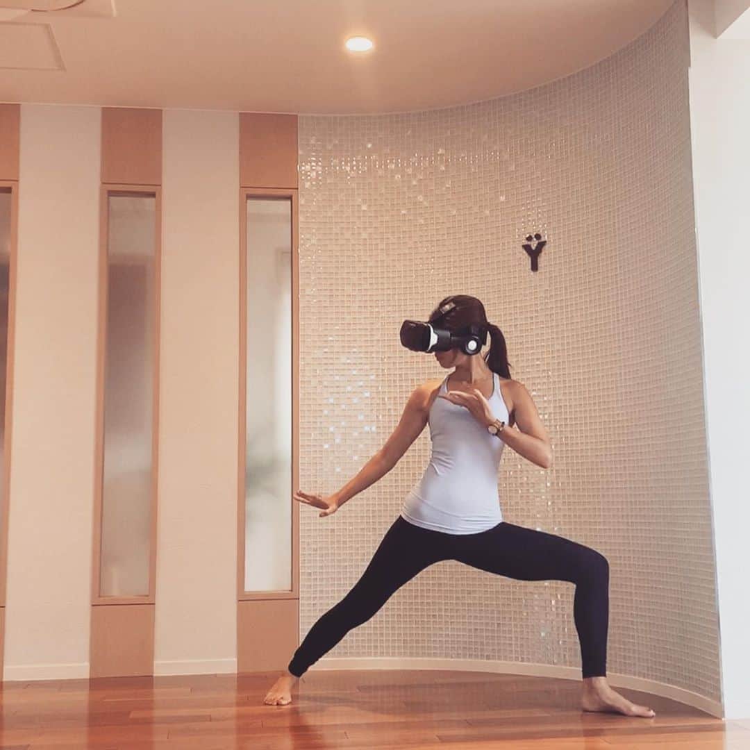 三ツ井裕美さんのインスタグラム写真 - (三ツ井裕美Instagram)「先日、北川由妃先生( @ys_yoga_sy )によるOdaka yogaレッスンのVR撮影に参加させていただきました。 ・ VRゴーグルをつけると、実際その場にいるような感覚でレッスンを受ける事ができるというものです🥽 ・ VRって最近よく耳にはしますが実際体験した事がなくて、初めて私も体験させていただいたのですが、本当にリアル過ぎてすごいです！ ・ 今回撮影したものは、やすちんさん( @yasuchin190 )のYouTubeチャンネルにアップされるそうなので是非お楽しみにしていてください☺️ ・ Yui先生、やすちんさん、貴重な機会をいただき、ありがとうございました🙏 ・ ・ ①VRというものを体験中の私 ②ゴーグル🥽(意外と軽かった！) ③Yui先生撮影中 ④やすちんさんがちょうどよくハマっていましたw ・ ・ #VR @ysyogastudio」9月14日 13時27分 - hiromi__km