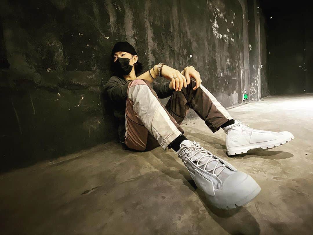 呉建豪のインスタグラム：「Big congrats mate @design.by.samuelross love the details.  Many thanks for the special delivery, much appreciated 🤙  ACW* X CONVERSE」