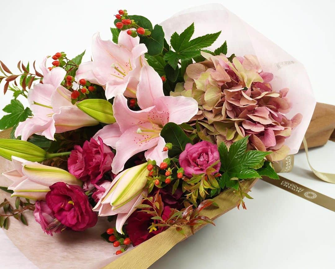 AOYAMA_HANAMOのインスタグラム：「淡いピンクのユリ、濃いピンクのトルコキキョウ、ベージュピンクのハイドランジアなど、おだやかな花色の調和が美しいロングスタイルブーケ、〈フランソワ〉。 そっと添えた秋色のリーフや実ものが季節感を演出しています。 ・ 9月21日(月祝)は敬老の日。おじいさまやおばあさまへの贈り物にいかがでしょうか。大切な方へどうぞお贈りください。 - - - #aoyamahanamo #flowers #flowershop #florist #instaflower #flowergram #flowerstagram #flowerlovers #花 #花屋 #生花店 #フラワー #花のある暮らし #花のある生活 #青山花茂 #ユリ #トルコキキョウ #ハイドランジア #ヒペリカム #lily #eustoma #hydrangea #ブーケ #花束 #bouquet #生花店 #秋のフラワーギフト #flowergift」
