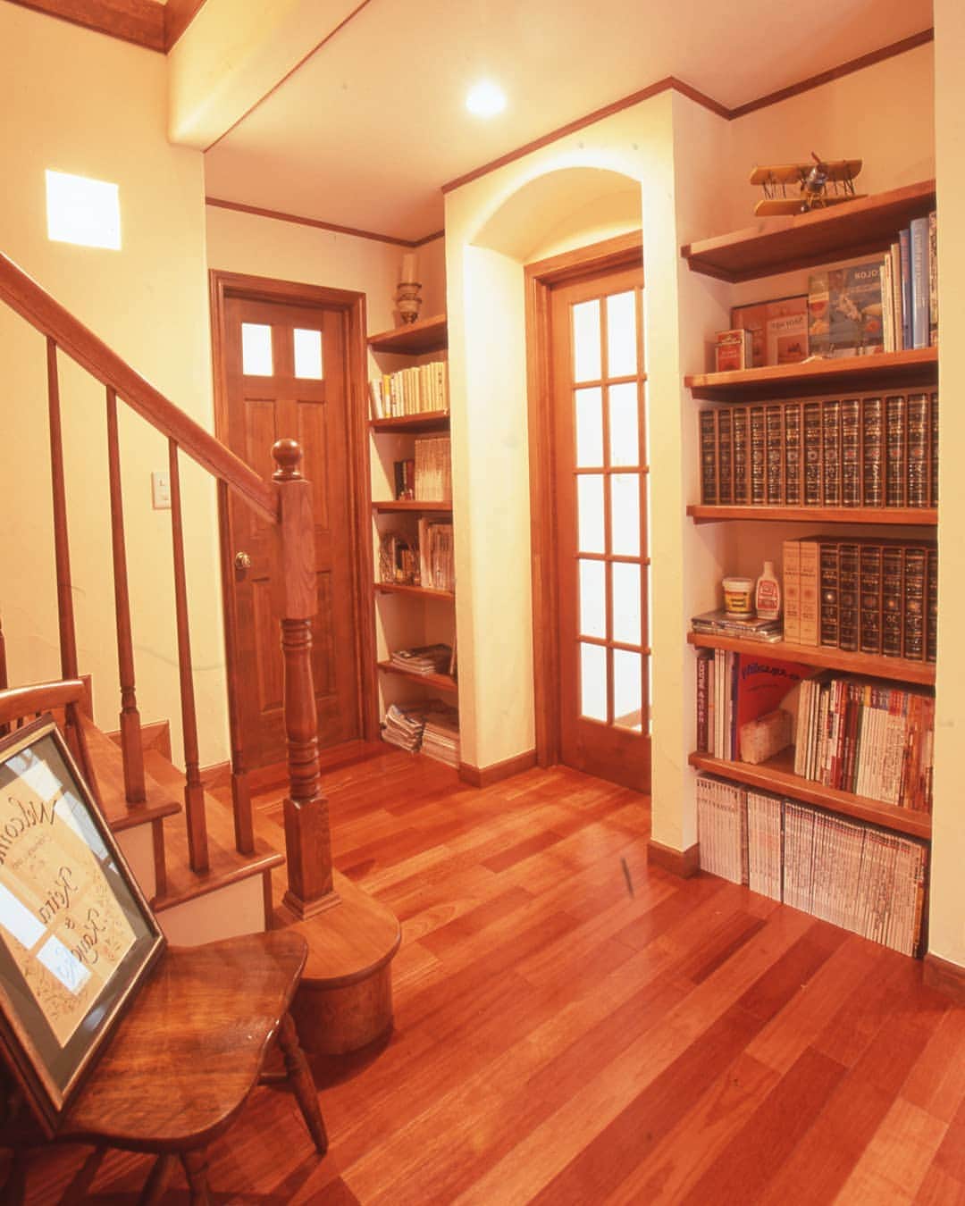 参會堂－SANKAIDO－さんのインスタグラム写真 - (参會堂－SANKAIDO－Instagram)「【インテリアに馴染む書架】  無垢の木の温もりに包まれた階段周りのスペースを、有効活用した造作家具の書架。  百科事典のような荘厳な装丁の書籍をグルーピングで配置すると、木の素材感が醸す雰囲気に素敵に馴染みます。 . . . #造作家具 #造作棚 #本棚 #階段 #収納 #読書の秋 #木の家 #北欧 #暮らし #暮らしを楽しむ #マイホーム #住宅 #家 #インテリア #ヨーロッパ住宅 #ヨーロッパの家 #ヨーロピアンスタイル #デザイン住宅 #輸入住宅 #規格住宅 #建築設計 #注文住宅 #myhome #house #home #interior #design #SANKAIDO #参會堂 #参會堂style」9月14日 13時37分 - sankaido_house