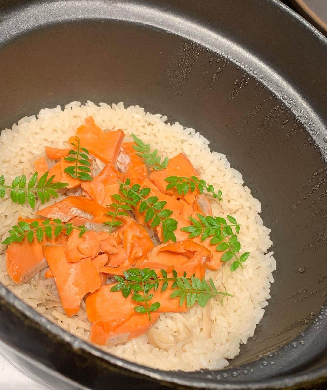 小笠原エリイさんのインスタグラム写真 - (小笠原エリイInstagram)「香港の上環にある、懐石料理「たにがわ Tanigawa」へ🥢✨招待していただきました😊💕日本食が恋しくなっても香港には素敵な日本食のお店があるのでだんだん日本に帰りたいという気持ちが無くなってきてます🤣松茸、栗、柿など秋を感じさせてくれるお料理🍇🌰☺️💕素敵な時間をありがとうございました‼️ ・ ・ #たにがわ #日本食 #懐石料理 #四季を楽しむ #秋の味覚 #香港レストラン #日本料理店 #Tanigawa #japanesefood #japaneserestaurant #sheungwan #restaurant #hongkongrestaurant  #hongkong #japanesestyle #modellife #yummy #happy #redwine #kenzoestate」9月14日 13時45分 - ogasawaraerii__