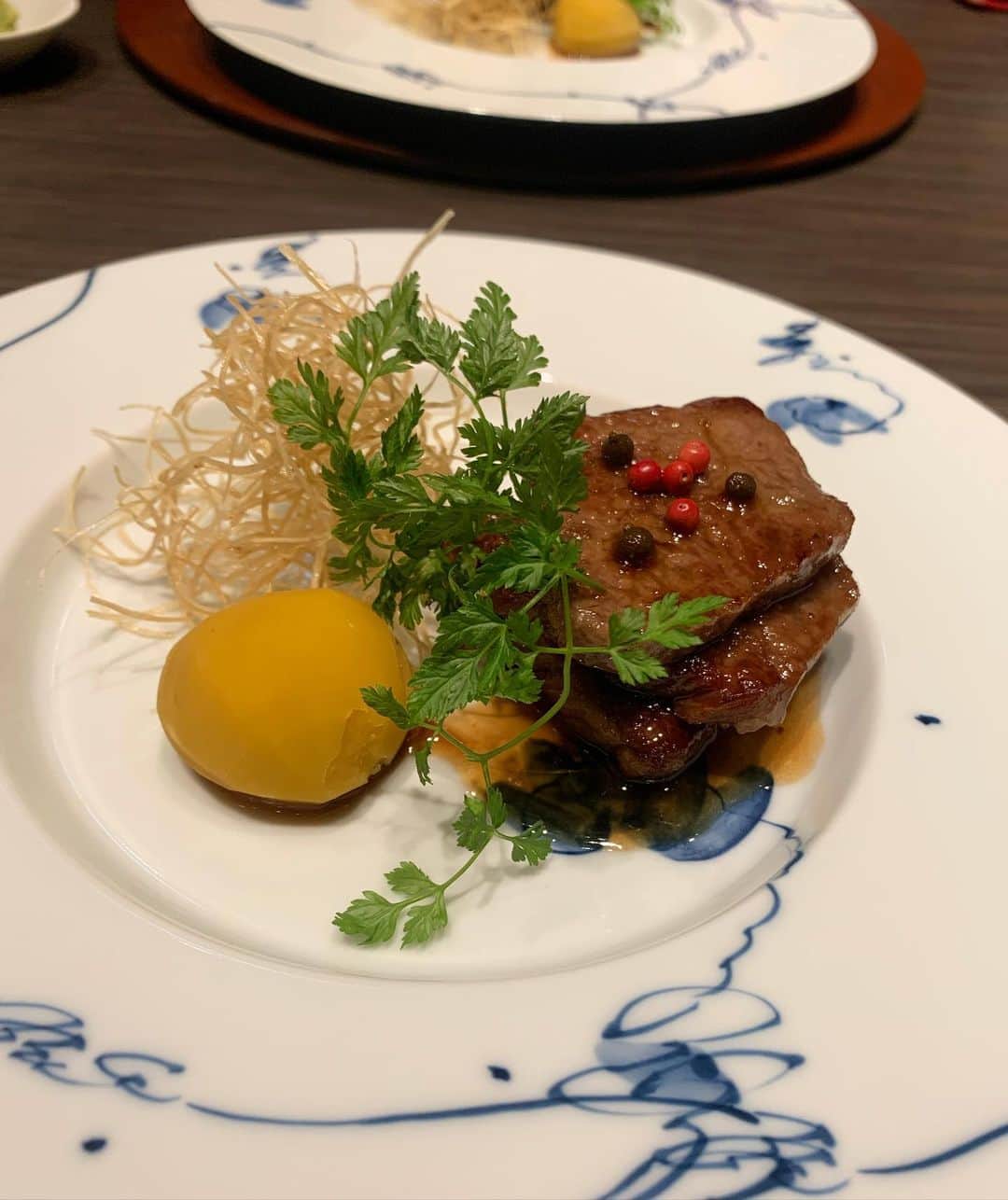 小笠原エリイさんのインスタグラム写真 - (小笠原エリイInstagram)「香港の上環にある、懐石料理「たにがわ Tanigawa」へ🥢✨招待していただきました😊💕日本食が恋しくなっても香港には素敵な日本食のお店があるのでだんだん日本に帰りたいという気持ちが無くなってきてます🤣松茸、栗、柿など秋を感じさせてくれるお料理🍇🌰☺️💕素敵な時間をありがとうございました‼️ ・ ・ #たにがわ #日本食 #懐石料理 #四季を楽しむ #秋の味覚 #香港レストラン #日本料理店 #Tanigawa #japanesefood #japaneserestaurant #sheungwan #restaurant #hongkongrestaurant  #hongkong #japanesestyle #modellife #yummy #happy #redwine #kenzoestate」9月14日 13時45分 - ogasawaraerii__