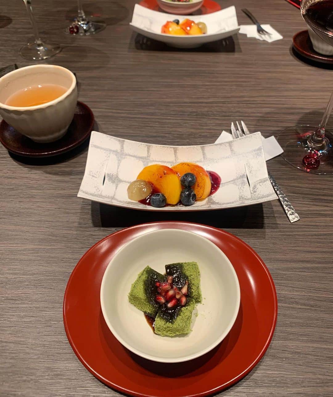 小笠原エリイさんのインスタグラム写真 - (小笠原エリイInstagram)「香港の上環にある、懐石料理「たにがわ Tanigawa」へ🥢✨招待していただきました😊💕日本食が恋しくなっても香港には素敵な日本食のお店があるのでだんだん日本に帰りたいという気持ちが無くなってきてます🤣松茸、栗、柿など秋を感じさせてくれるお料理🍇🌰☺️💕素敵な時間をありがとうございました‼️ ・ ・ #たにがわ #日本食 #懐石料理 #四季を楽しむ #秋の味覚 #香港レストラン #日本料理店 #Tanigawa #japanesefood #japaneserestaurant #sheungwan #restaurant #hongkongrestaurant  #hongkong #japanesestyle #modellife #yummy #happy #redwine #kenzoestate」9月14日 13時45分 - ogasawaraerii__
