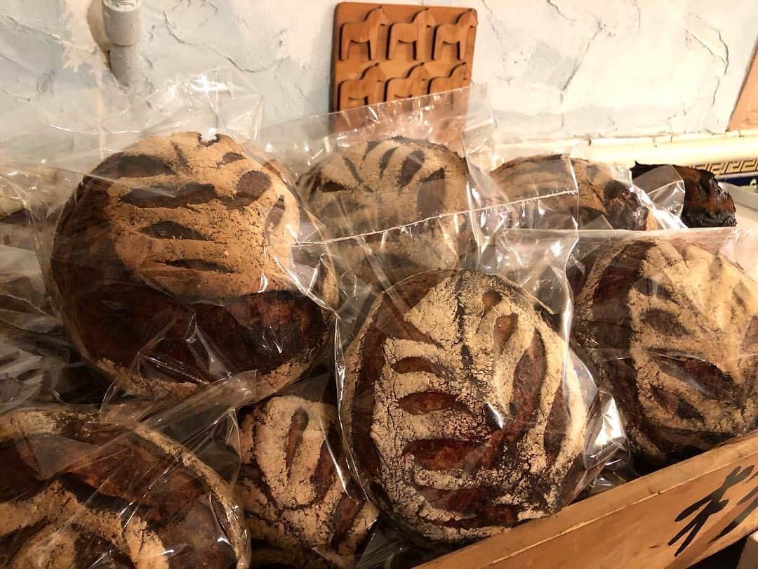 CHIPPRUSONのインスタグラム：「パン売り切れました。ご来店ありがとうございました。  久しぶりにお客さまにお会い出来て楽しい時間でした。あれだけ販売に立つのが苦手だったのに、また近くお店を開けたいな、と思いました♩（意外！）通販、店舗共によろしくお願いしますね〜😊」
