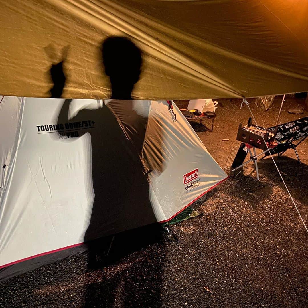 Bunta のインスタグラム：「初キャンプ🏕 この日のために何回リハ帰りにホームセンターに寄ったか分からないけど、その甲斐あって忘れ物とか不便なくクリアーできた🤣 初キャンプで雨だったから結構大変かと思ったけど、大降りにならなかったから設営さえ終われば、すごい快適な環境になったし、撤収まで一通りやれるようになったから、今後もちょくちょくソロキャンプ含めやって行こうかなって思った🧐🏕🧐  自然に触れて、川のせせらぎを聴いたり好きな曲を流したりすると心があらわれて、また次の日の活力になる🌅 切り替えてドラムも頑張るぞ🥁  #ブンキャンプ　#初キャンプ　#coleman #キャンプ #キャンプ初心者 #キャンプギア #camping #camp」
