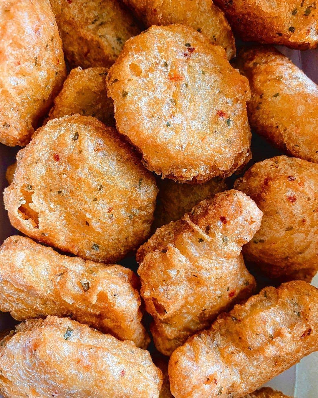 のインスタグラム：「Snack time is just around the corner. Why not get Spicy McNuggets like @happytummytravels before they're gone? Order a box (or two!) via the McDelivery PH App.」
