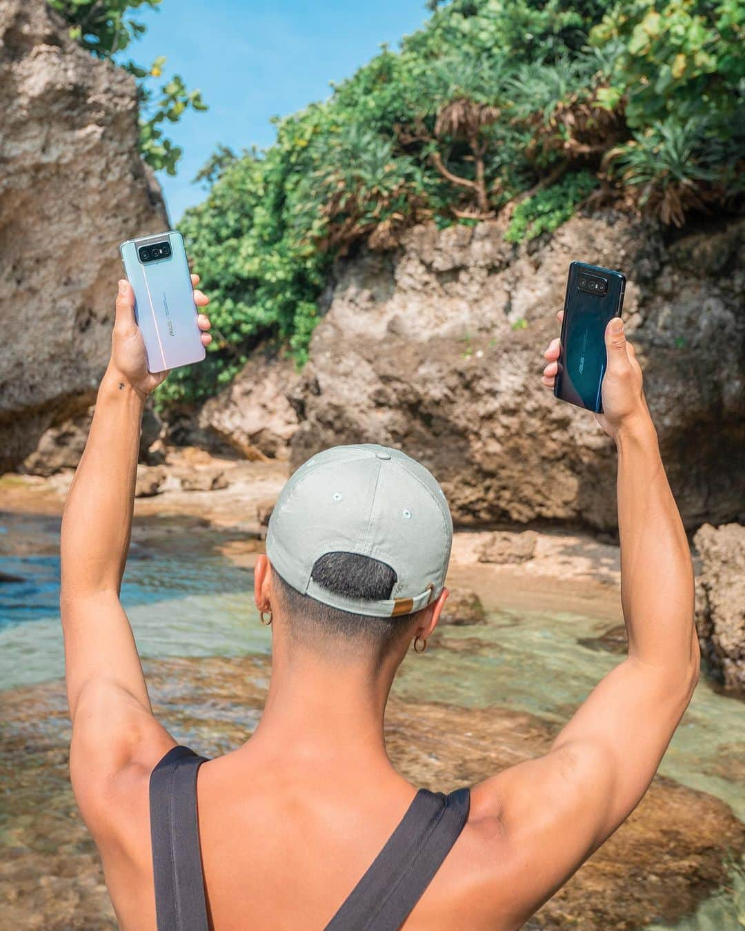 樂さんのインスタグラム写真 - (樂Instagram)「小琉球。龍蝦洞🌊🦞 #ZenFone7 龍蝦洞這裡有好多角度拍起來都超美，覺得是cp值很高的景點，可以拍海蝕洞，倒影，和海龜🐢 睽違一年再次和 ASUS @zenfonetw 合作最新發表的新機ZenFone 7系列，這次一樣有超厲害的翻轉鏡頭，可以輕鬆拍出倒影和低角度的視角！不用在蹲低或是趴在地上了😍首圖就是用它拍的喔🔥 接下來還會分享更多用 ZenFone 7 Pro拍出來的照片😁 #翻轉3鏡頭 #ASUS #翻轉不凡」9月14日 13時59分 - ygt1016