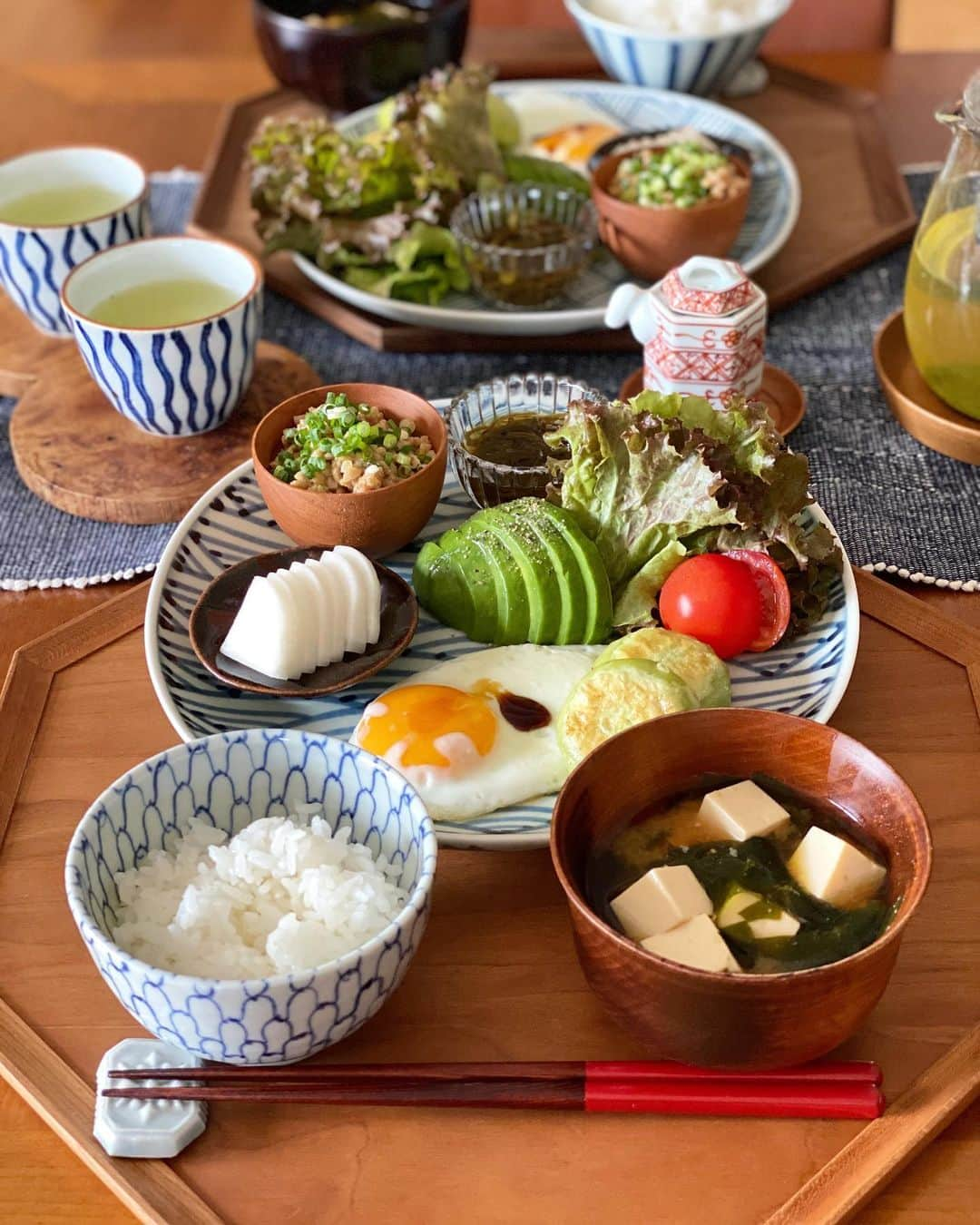 kokochiyoiさんのインスタグラム写真 - (kokochiyoiInstagram)「2020/09/14 月曜日のささっと#お昼ごはん。 お豆腐とわかめのお味噌汁、 ひきわり#納豆、#めかぶ 大根の#ぬか漬け、 アボカドに目玉焼き、 あると便利な#冷食 の🤗 #ほうれん草餃子。 しみじみ緑茶❤️ 平日ランチ withテレワーク夫、 品数多め手間かけずで😂 ＊ ＊ ＊ めっきり涼しくなって、 だいぶ過ごしやすくなりました😊 あったかいものがおいしい…🍵 ＊ ＊ ＊ #本日のうつわ ↓ ごはん茶碗は #海野裕 さん ワンプレートの大皿は #福右衛門窯 緑茶のうつわは#中尾万作 さん ぬか漬け#豆皿 は#林健二 さん #お気に入り のうつわたち🙌」9月14日 13時59分 - kokochiyoi