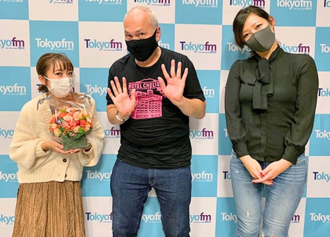 のインスタグラム：「今週から #これなに にゆかりのある方が毎日登場！  今日は✨#モーリー・ロバートソン さん✨にお越しいただき「アメリカ大統領選挙」についてお聞きしました！ モーリーさん、💐お花💐までいただき、ありがとうございました！  #たかみな #高橋みなみ #REINA #tokyofm #radiko」