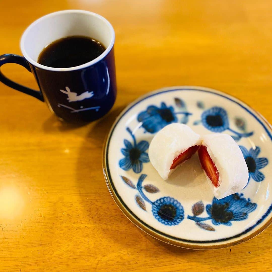 蒼山幸子さんのインスタグラム写真 - (蒼山幸子Instagram)「今日はあまりに肌寒いので アイスコーヒーより ホットコーヒーの気分で いよいよ9月みを感じる。 少し早いおやつは苺大福。🍓」9月14日 14時08分 - sachiko_aoyama