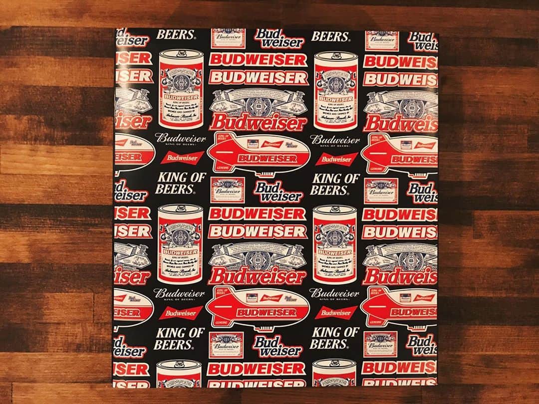 AKLOのインスタグラム：「この間Budweiserのポッドキャストに参加したのですが、今日はBudweiserから荷物が届いた。中身はAIAIAIってデンマークのヘッドフォンのコラボモデルが入ってました。熱い🔥(ビールちゃうんかい！) 自分で組み立てるヘッドフォンは男の子全員好きだろ。色々カスタムとかできるっぽいので面白そうだなーと。 形も好き。使ってみます。」