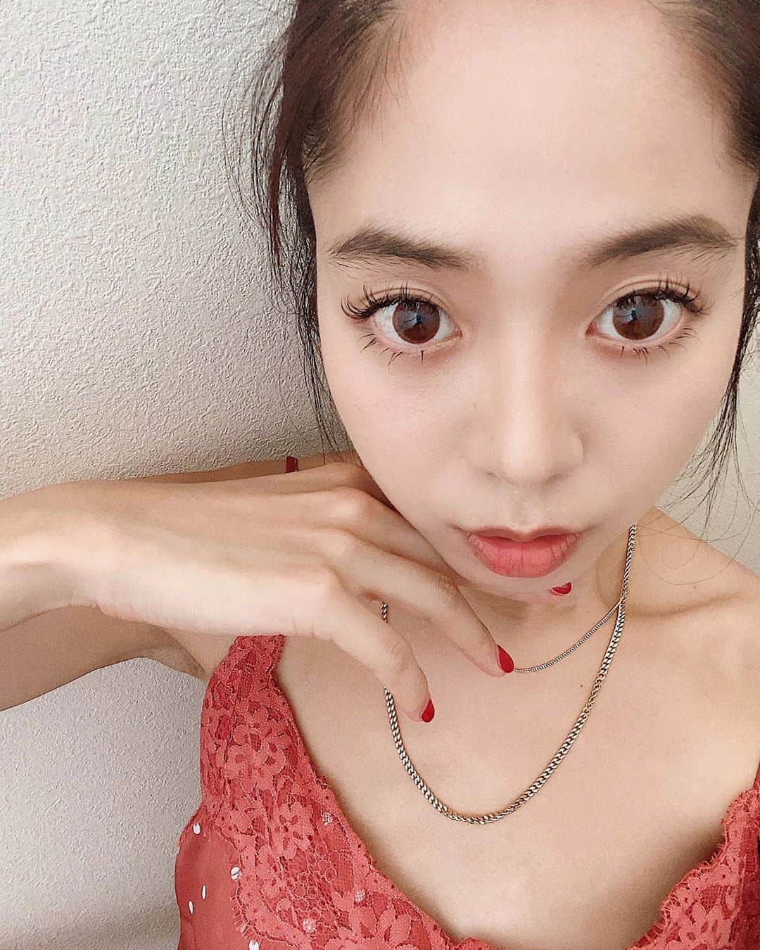 A❤︎❤︎❤︎のインスタグラム：「.﻿﻿﻿ 昔から使っていた肌ラボブランドが﻿﻿ もう一度肌のことを見つめ直し﻿ 極潤プレミアム ヒアルロン液の成分がリニューアル♡﻿﻿ .﻿﻿﻿ 今回新たに発酵ヒアルロン酸と浸透型ヒアルロン酸が追加！﻿ 発酵ヒアルロン酸は﻿﻿ 加水分解ヒアルロン酸発酵液（うるおい成分）と言って﻿﻿ この化粧水のエース的な存在なの！﻿﻿ 浸透型ヒアルロン酸は﻿﻿ 加水分解ヒアルロン酸Na（うるおい成分）と言って、﻿﻿ 肌をふっくらさせる効果の成分なんだって！ ﻿﻿ .﻿﻿ #もちもち肌つづく これって、﻿﻿ うるおい効果があることを指しているんだけど﻿﻿ あいこは紫外線を浴びた後やお風呂上りに﻿﻿ お肌にたっぷり使ってます！﻿﻿ とろ〜となめらかなテクスチャで﻿﻿ お肌に馴染みやすく、夏にもぴったり♡﻿ ﻿.﻿﻿ インテージSRI化粧水カテゴリーの﻿﻿ 2007年4月～2020年3月販売個数で﻿﻿ #肌支持率NO1化粧水 なの！すごいよね！﻿﻿ .﻿﻿ .﻿﻿ #極潤プレミアム #肌ラボ ﻿﻿ @rohto_official #ロート製薬_PR」