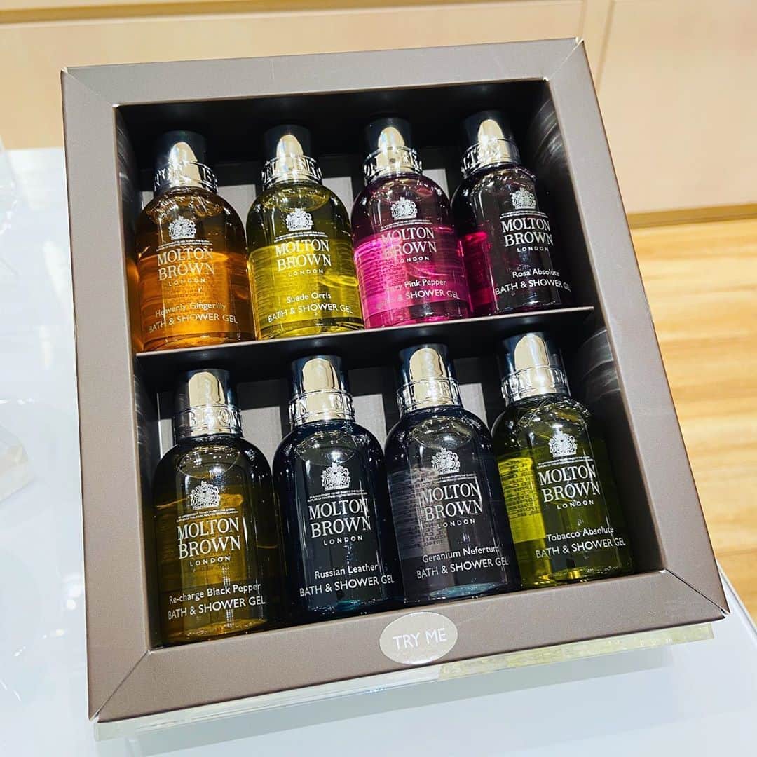 のインスタグラム：「... MOLTON BROWN インダルジュベージングトラベルコレクション ¥6,000 円 + tax  ＼セット内容／ ジンジャーリリー　 ピンクペッパー　 スエードオリス　　 ローザ 　　　　　  ゼラニウムネフェルタム　 ブラックペッパー　 タバコアブソリュート　 ロシアンレザー　 ※上記は全てバス＆シャワージェル50ml  こちらのセットは、数量限定ですので お早めにご検討ください！！ . #モルトンブラウン #moltonbrown #ボディウォッシュ #バスシャワージェル #表町 #表町スタイルストア #omotechostylestore」