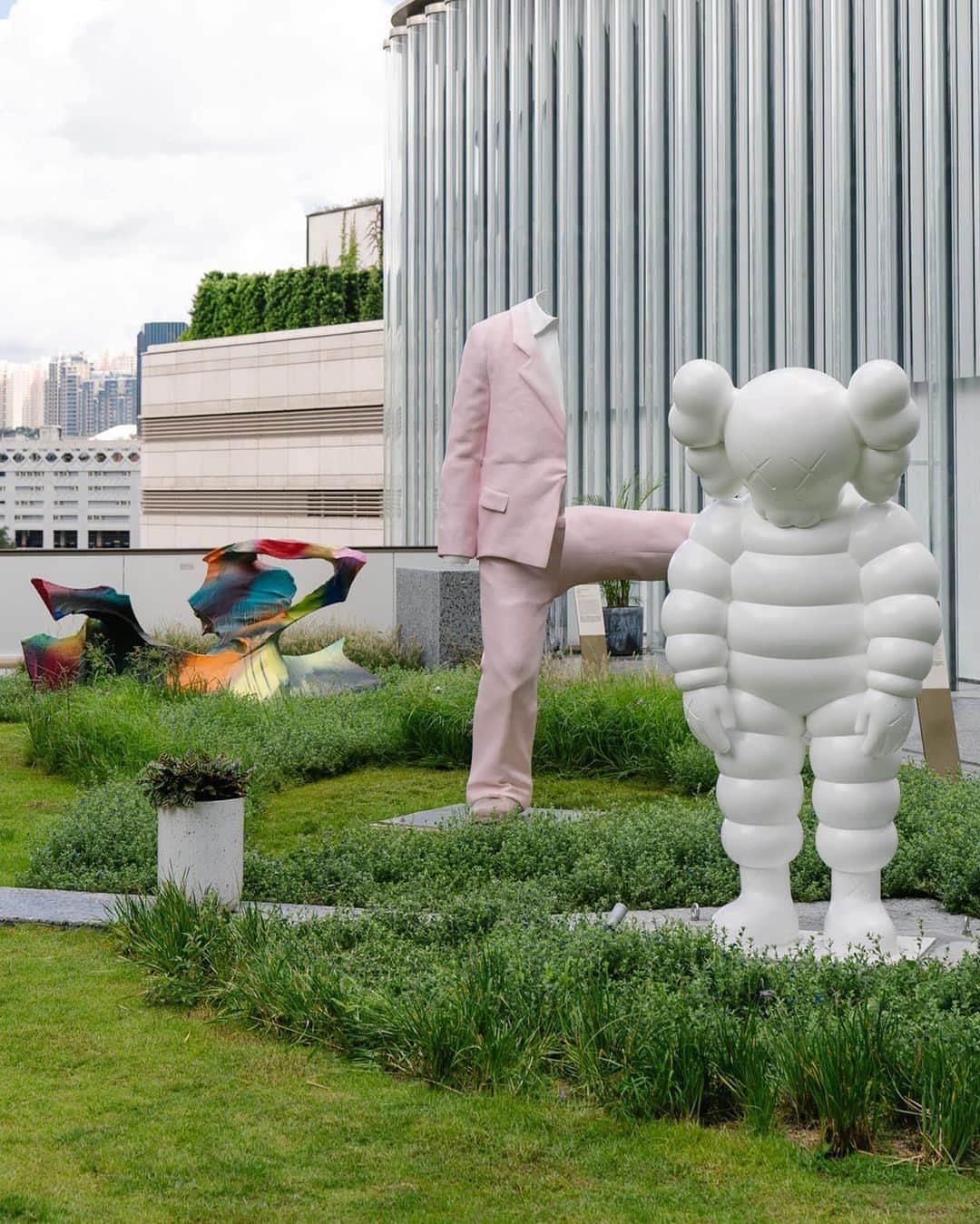 HYPEBEASTさんのインスタグラム写真 - (HYPEBEASTInstagram)「@hypebeastart: @kaws has unveiled a large-scale sculpture of his new ‘WHAT PARTY’ figure at @k11artfoundation in Hong Kong. The statue is a giant, white-colored iteration of his most recent collectible figures featuring an updated take on his CHUM character, which is one of his earliest subjects that features a bulbous form that resembles the Michelin Man mascot. Click the link in our bio for more details.⁠⠀ Photo: K11 Art & Cultural Centre」9月14日 14時36分 - hypebeast