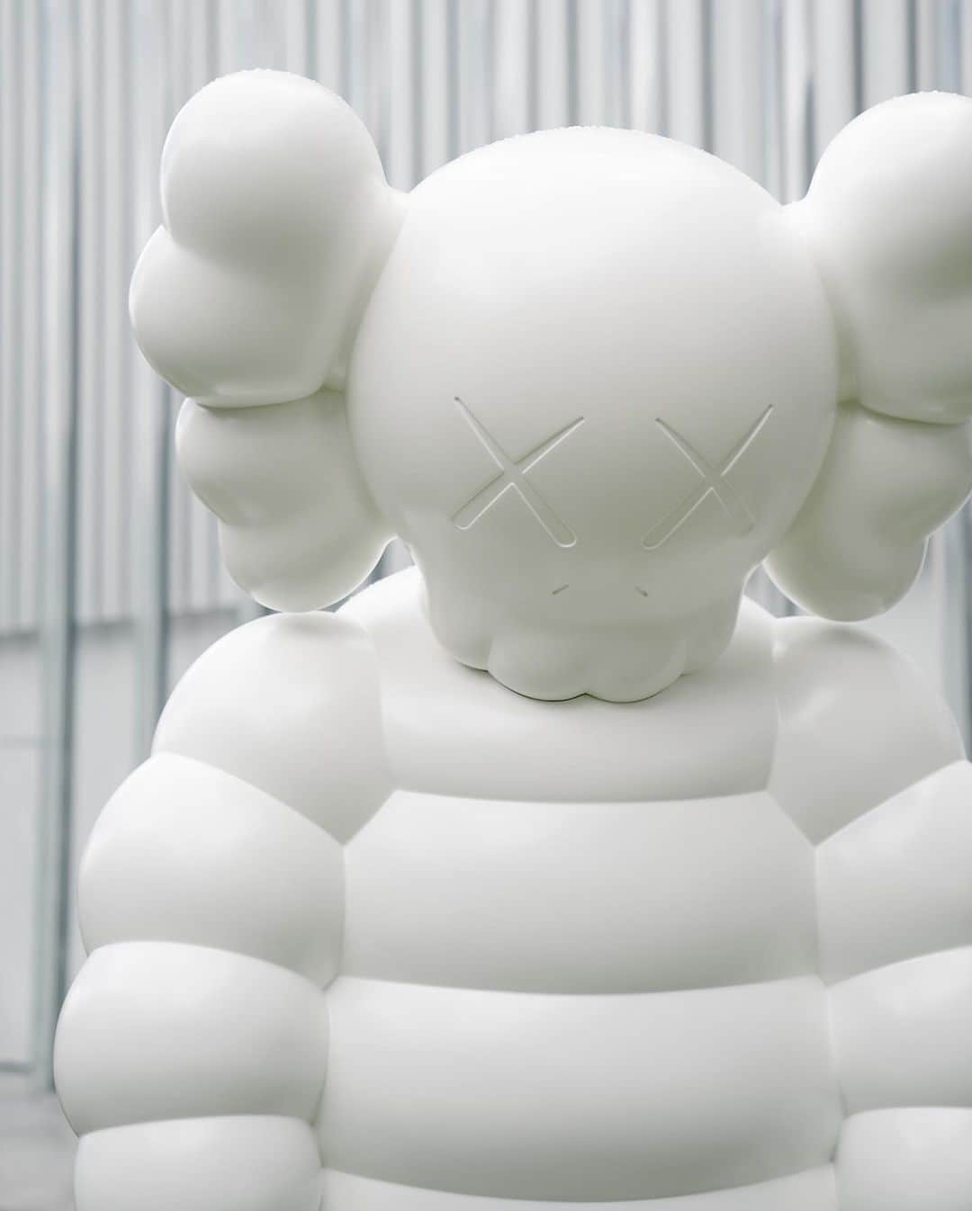 HYPEBEASTさんのインスタグラム写真 - (HYPEBEASTInstagram)「@hypebeastart: @kaws has unveiled a large-scale sculpture of his new ‘WHAT PARTY’ figure at @k11artfoundation in Hong Kong. The statue is a giant, white-colored iteration of his most recent collectible figures featuring an updated take on his CHUM character, which is one of his earliest subjects that features a bulbous form that resembles the Michelin Man mascot. Click the link in our bio for more details.⁠⠀ Photo: K11 Art & Cultural Centre」9月14日 14時36分 - hypebeast