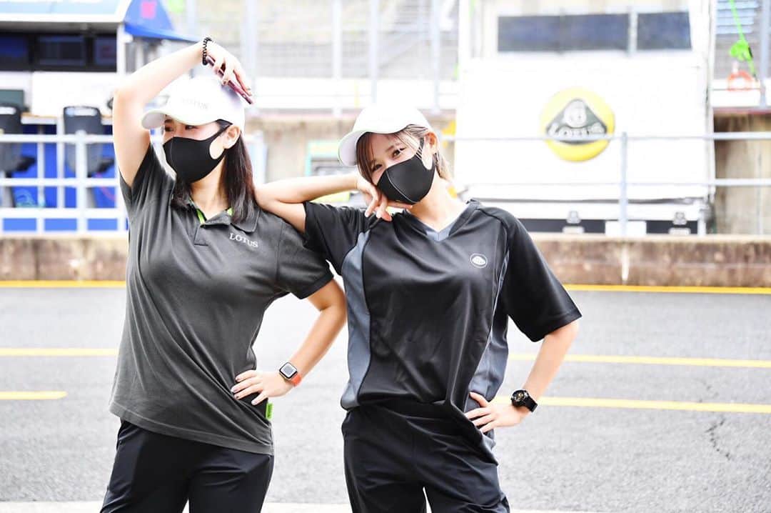 有馬綾香のインスタグラム：「「え！わかんない！」って言いつつ無理矢理ポージングさせると ノッてくれるかなむーが好きです😌💕  #まんざらねーさん #carstokaidream28 #sgt #supergt2020 #ツインリンクもてぎ」
