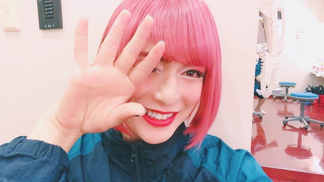 榊原徹士さんのインスタグラム写真 - (榊原徹士Instagram)「30歳になって初めて役での女装。メイクって絵描いてるみたいで面白かったし、ドレス着たらお腹周りとデコルテラインが気になるし、背中とか綺麗にしたほうがいいのねとか、なによりヒールのしんどさが半端じゃないと分かったので女性の皆様尊敬します。ドラァグクイーンのカツラとればレディ・ガガのバックダンサーです。  This time I tried a part of drag queen. And I realize again  that women’s are so cool. Make up is like a drawing, when you wear beautiful dress, you have to care about the west line, and back also décolleté. Especially the Heel. I was wearing a 8cm heel and it kills my Calf. So I respect all the women to make yourself beautiful. When take my wig(2nd pic), it looks like a dancer of GaGa.haha  #part #respect #woman #mynameisakina #pink #dragqueen #cool #一枚目は明菜って言います #女子から嫌われる女子を目指してました #あざとくて腹が立つ事を最大目標 #メイクはホントおもろかった #首から上は100点 #首から下は-80点 #合計20点のクイーン #テイッ」9月14日 14時28分 - tetsujisakakibara