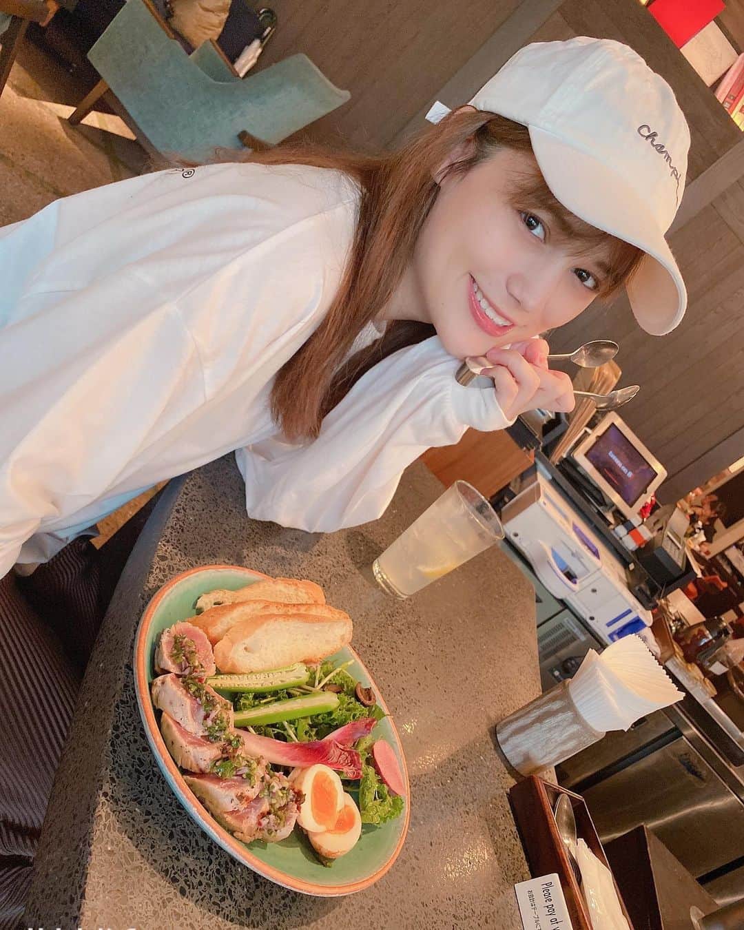 リロイここのインスタグラム：「. この間の撮影終わりにlunch🍳を食べてご満悦なここさんです🥺🤣🤣 ここのサラダすごく美味しかった… . スッピンなのは内緒でお願いします💜 最近ね、ストリートっぽいダルーってした服が好きで…はまってるのぢゃ！ おすすめのブランドとかあったら教えて欲しいな(❁´ω`❁) #lunch#ランチ#ハーフ#お昼ご飯#新宿#新宿ランチ#帽子#帽子コーデ #サラダ#サラダボウル」