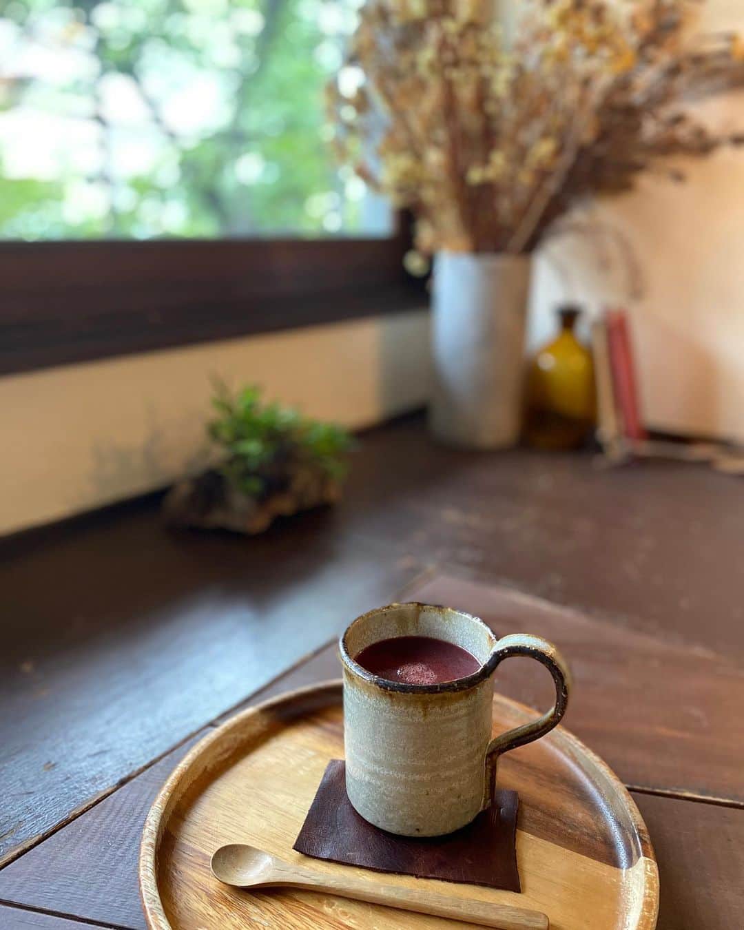 cafezakkagallery-flagのインスタグラム：「▪︎秋メニュードリンク▪︎ ホットサングリア(お酒なし) ホットアップルクリームティー ウィンナー珈琲  試飲でスタッフさん達で飲んでると ホワーとまったりしてました。 ぜひほっこりほっとして下さいませ。  引き続き季節と反比例ですが、 梨のかき氷はお出ししてます。 ぜひ冷やっこくなってその後は ホットドリンクで温まって下さい。  #cafeFLAG #cafezakkagalleryflag  #秋メニュー #ホットドリンク #大阪カフェ #大阪カフェ巡り #枚方市」