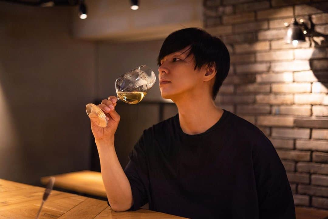 村長（小顔大使）のインスタグラム：「日課の常温炭酸水🍷w 知らない人も多いと思いますが 恵比寿と六本木でBARやってます あれやったらあれしてください👀 #恵比寿BAR #六本木BAR」