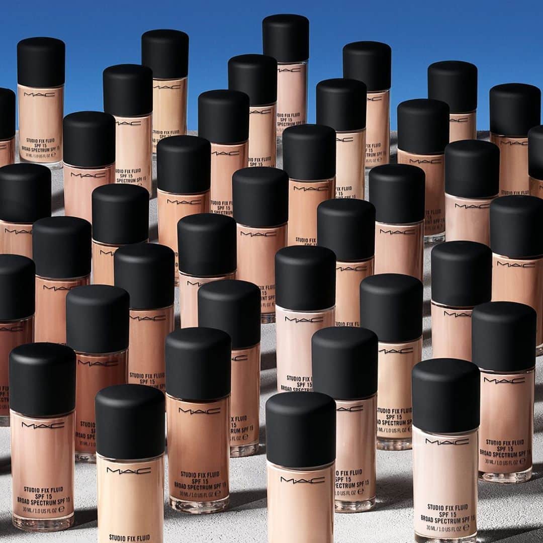 M∙A∙C Cosmetics Japanのインスタグラム：「24色展開であなたの肌色に合わせた隙のない パーフェクトルックをクリエイト✨ #MACStudioFix #MACスタジオフィックス ㅤ ☑️Studio Fixブラシ キャンペーン 今なら数量限定で、お好きなM·A·C 製品を8,800円(税込)以上のご購入で限定ブラシをプレゼント🎁 ※M·A·C 公式オンラインショップ、伊勢丹新宿本店 @mac_isetan.shinjuku 、アットコスメショッピング @at_cosme 限定 ㅤ 【公式オンラインショップ限定特典】 ☑︎初回ご購入のお客様へ10% OFFクーポンをプレゼント （クーポンコードwelcome） ㅤ #MACCosmeticsJapan #MACCosmetics #MAC #MACコスメ #マックコスメ #コスメ#コスメ紹介#コスメ好き#コスメレポ #化粧品 #デパコス#コスメマニア#秋メイク#リキッドファンデーション ファンデーション#リキッド#時短メイク#ベースメイク#潤い#潤い肌#保湿#ツヤ肌#ツヤ肌メイク#ファンデーション#カバー力」