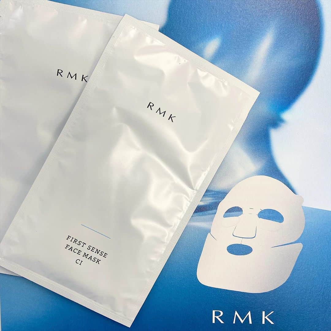 美的 Biteki's official Instagram! さんのインスタグラム写真 - (美的 Biteki's official Instagram! Instagram)「RMKから、心地よい香りと溢れるほどの潤いで、肌も心も満たしてくれそうなシートマスクのセットが登場！ セットには、その日の気分や肌コンディションに合わせて選べる2種類のシートマスク（それぞれ3包ずつ）が入っています。 ◆みずみずしく浸透する美容液で、キメの整ったツヤやかで透明感のある肌へ導く「RMK ファーストセンス フェイスマスク CI」。5分でケアが完了するので、効率よくケアしたい日や時短ケアで済ませたい日におすすめです。 爽やかなシトラス＆ガルバナムグリーン＆カシスの香りは、使うたびに気分まで明るく前向きにしてくれそう！ ◆とろみのあるしっとりとしたローション美容液が肌を優しく覆い、ふっくらとしたハリのある肌へ整える「RMK ファーストセンス フェイスマスク R」。就寝前に使えば、就寝中もずっと潤いが続き、翌朝はなめらかな肌がお目見え♪ 10分間の心地よいケアは、じっくりお手入れしたいときにぴったりです。 特別な癒しの時間を演出してくれそうなWローズ＆ラベンダー＆ベルガモットの香りも必見！ ✨✨✨ どちらのマスクシートもコットン由来100％。 優れたストレッチ性＆計算された形状で肌にぴたっとフィットしてくれます。 💙💙💙 夏のお疲れ肌を癒すアイテムとしてもイチオシのスペシャルなセット、ぜひチェックしてみて！ 【商品情報】 10月2日より限定発売 RMK ファーストセンス フェイスマスクセット　6包入り ￥4,500（税抜） #RMK#フェイスマスク#シートマスク#フェイスパック#シートパック#スキンケア#時短ケア#スペシャルケア#美肌#美肌になりたい#保湿#潤い#ハリ#乾燥#限定#セット#bitekicom」9月14日 14時51分 - bitekicom