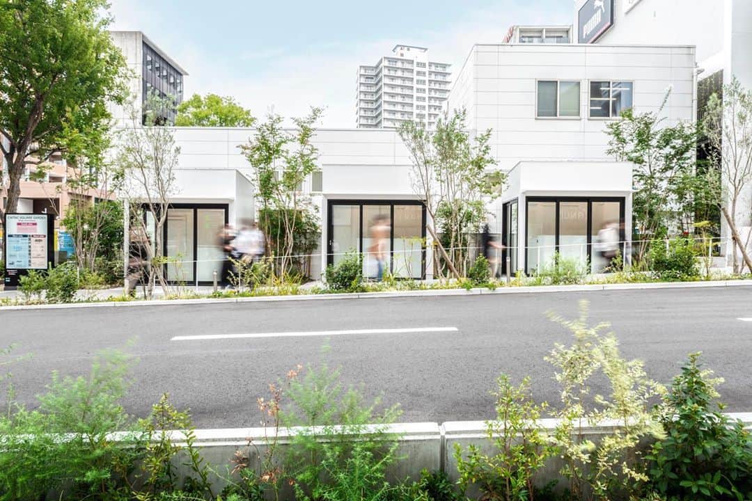 吉田拓巳のインスタグラム：「開発のお手伝いをさせて頂いています、福岡・天神エリア最大規模の複合施設「CAITAC SQUARE GARDEN」の正面入口に三棟のポップアップショップやアート展、物販店や飲食店、プロモーション拠点としても利用できる「Whask POCKET SHOP(ワスクポケットショップ)」を9月18日にオープンすることとなりました！﻿ ﻿ 都市を見ているとあまりにも詰め込まれすぎていて、何かその中に余白があることで新しい可能性が芽生えてくるのではないかと考え、このスペースを作らせて頂くことになりました。何にでも変化ができるようにと、無機質な真っ白なデザインにしています。﻿ ﻿ この施設二階にある九州最大規模のイベントスペースとも連動した展開も可能です！﻿ 好立地で交通量も多い場所で様々に変化していくスペースになればと思っております。﻿ よろしくお願い致します！お気軽にお問い合わせ下さい！﻿ http://whask.jp」