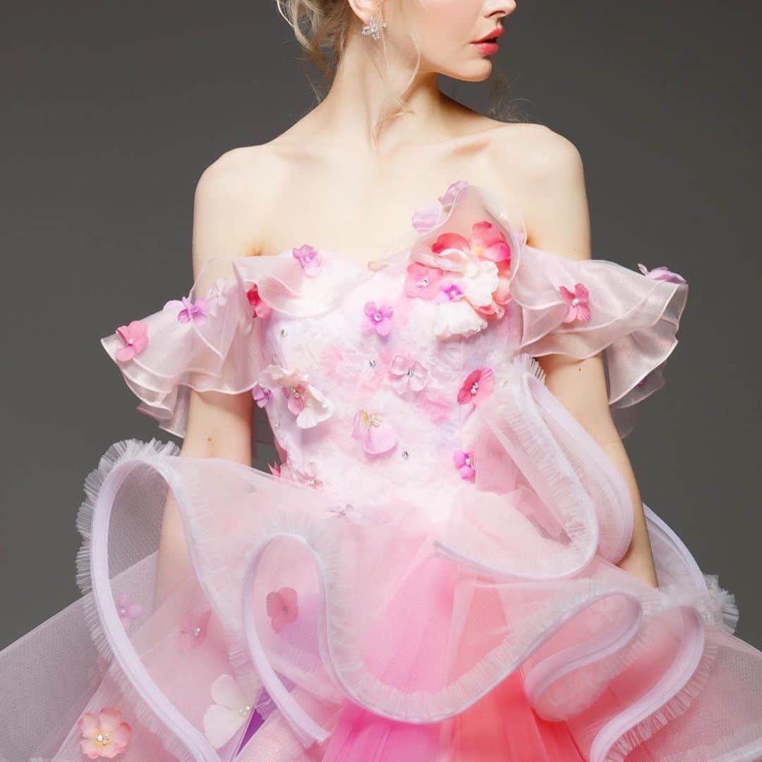 THE HANYさんのインスタグラム写真 - (THE HANYInstagram)「【Pink Sophie】お花とフリルがたっぷりの“可愛い”が詰まったドレス。 オフショルダー(取り外し可能)で気になる二の腕もカバーできます✨色違いにブルーもございます。 . Designer @hanyito  Tokyo @thehany_official  Osaka @thehany_osaka  Sapporo @thehany_sapporo  .  公式サイト  https://www.the-hany.jp  . #thehany_pinkdress  #thehanyソフィー」9月14日 15時05分 - thehany_official