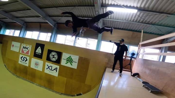 笹岡建介のインスタグラム：「double🌀🌀  @triforce_shootingcrew  🎥@ao_shiro_minimum @kussy0718   @mktaxi.jp @dcshoes_japan @dorcus_tbs @bern_japan @stance_japan @skullcandyjapan @independenttrucks @rictawheels @minirampsteez @vertskateboarding  @goprojp  #mktaxi#dcshoesjapan #dcshoes #skullcandyjapan #bells #independenttrucks #triforce_k #hi_5 #dorcus_tbs #6556skateboarding #divisio#fivecrossskatepark #showgekiskateboards #13mind#bern#bernjapan#make___#skate#skateboard #instagood #skatecrunch #instalike #minirampsteez #vertskateboarding #gopro #goproのある生活 #goprojp」