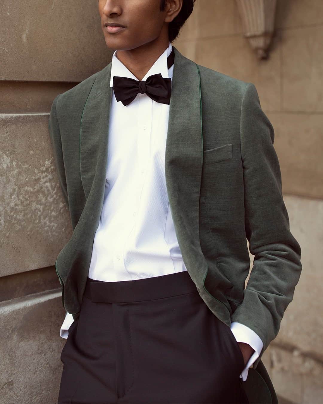 のインスタグラム：「The best of British for gentleman spies. Tuxedos are part and parcel of every gentleman's wardrobe, so naturally they often feature in Kingsman's collections. This jacket is tailored from dark-green cotton and linen-blend velvet sourced from Misan Fabrics, which is located in the heart of London's Soho. A dapper unifrom for an evening adventure. #MRPORTERKingsman」