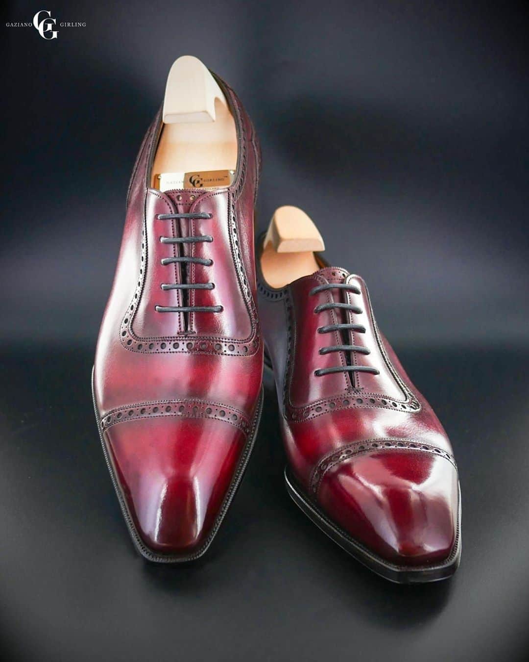 ガジアーノ&ガーリングさんのインスタグラム写真 - (ガジアーノ&ガーリングInstagram)「The Classic St James II In Coronation Red 🔴 Follow 👉 @gazianogirling . . . . . . . . . .  #menstyle #classicshoes #elegantshoes #handwelted #handmadeshoes #classicfootwear #stylish #shoemaker #mensfootwear #bespokemakers #fashion #brspokemakers #bespokeshoes #mensfashion #madeinengalnd  #mensshoes #menswear #shoesoftheday #shoestagram #shoestyle #shoeporn #shoes」9月15日 2時00分 - gazianogirling