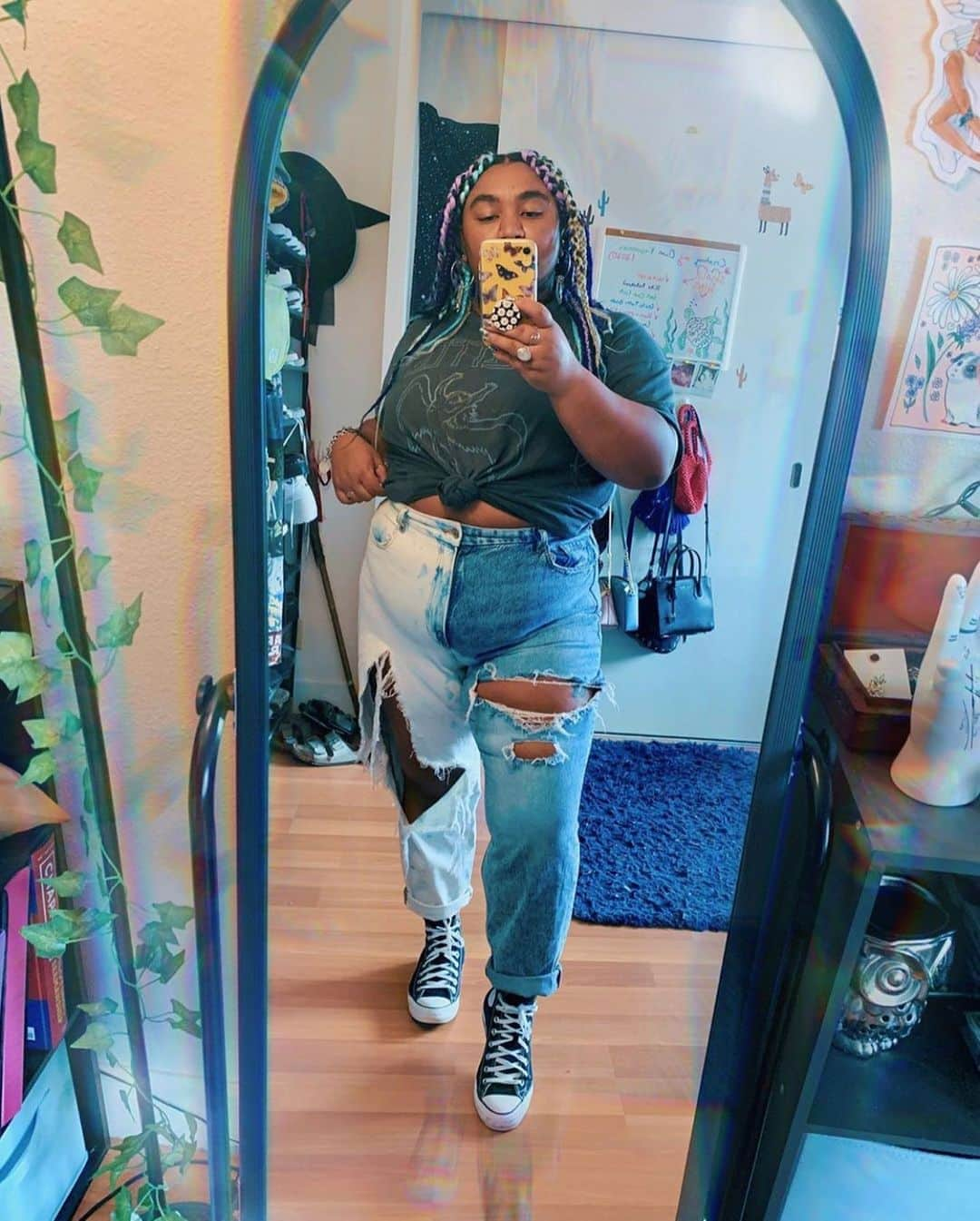 American Eagleさんのインスタグラム写真 - (American EagleInstagram)「Mom Jeans and Graphic Tees go together like PB &J, especially when you customize them! How do you style your Mom Jeans? Show off your fit with #AExME & @americaneagle. #rg @synthetic_co2」9月15日 2時02分 - americaneagle