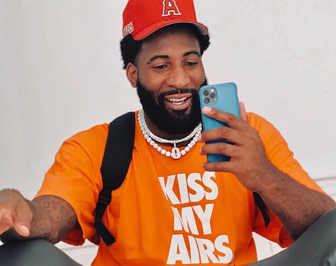 アンドレ・ドラモンドのインスタグラム：「Pick up the phone today and tell someone you love them!! Too much negativity and not enough love out there 🦋🤍 share this with three of your loved ones and tag them in the comments!!」