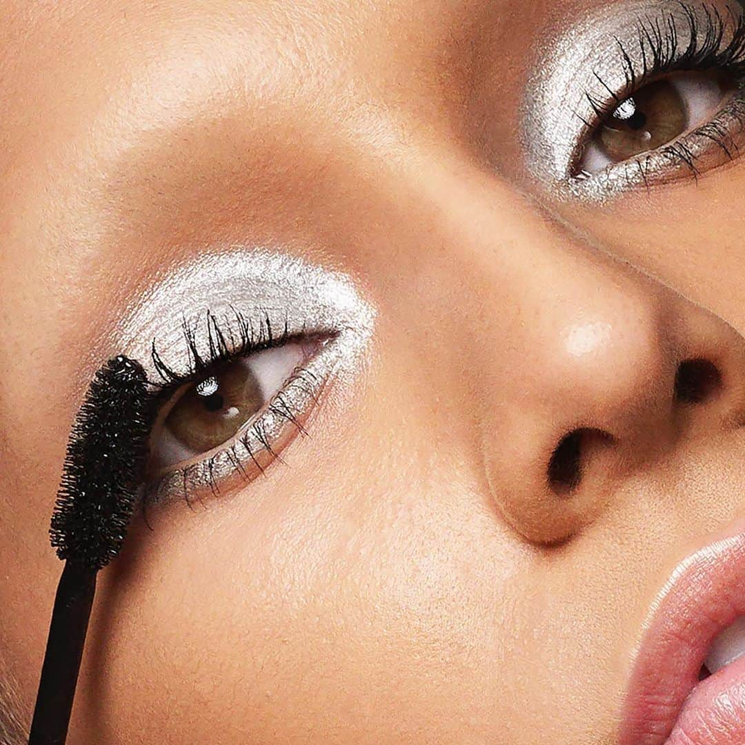 Maybelline New Yorkさんのインスタグラム写真 - (Maybelline New YorkInstagram)「Happy #mnyfashionweek Maybelline fam! While we may be celebrating at home this year, we’re still serving you the boldest, runway inspired looks. Here is a sneak peak at one of our faves using our #tattooliner in ‘sparkling silver’ & #colossalmascara!😉」9月15日 0時39分 - maybelline