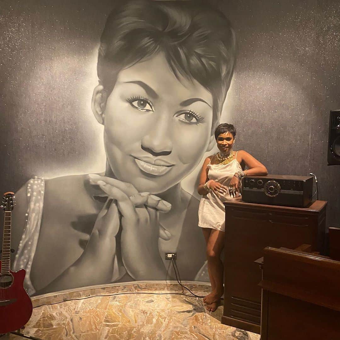 ジェニファー・ハドソンのインスタグラム：「My bday gift to myself for my “Aretha Franklin vocal throne studio room “Aretha Franklin “ mural done by my favorite artist @menaceresa ! The walls of this  room will honor all of my favorite legends , starting with the Queen  herself !!Bday recap to come!」