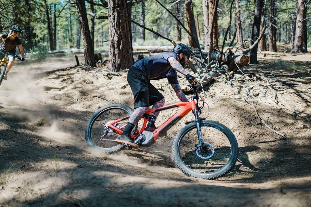 Fuji Bikesさんのインスタグラム写真 - (Fuji BikesInstagram)「Ready to charge up your mountain bike ride? Check out the Blackhill EVO at the link in our bio. #FujiBlackhill #Ebike #electricbike #mountainbikemonday」9月15日 0時43分 - fujibikes