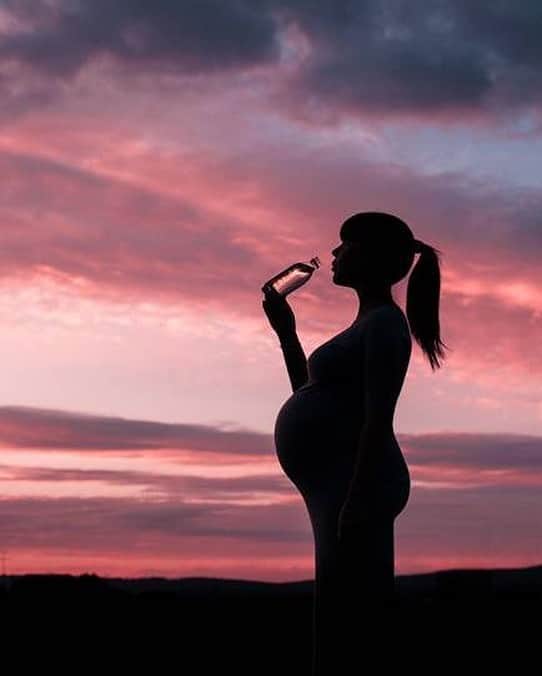 evianのインスタグラム：「Good things take time ✨ Loving this stunning photo by mama-of-two-to-be @paulineprivez hydrating with our new label-free bottle, the latest evian innovation two years in the making 💗💧 #evian #evianwater #evianlabelfree #stayhydrated」
