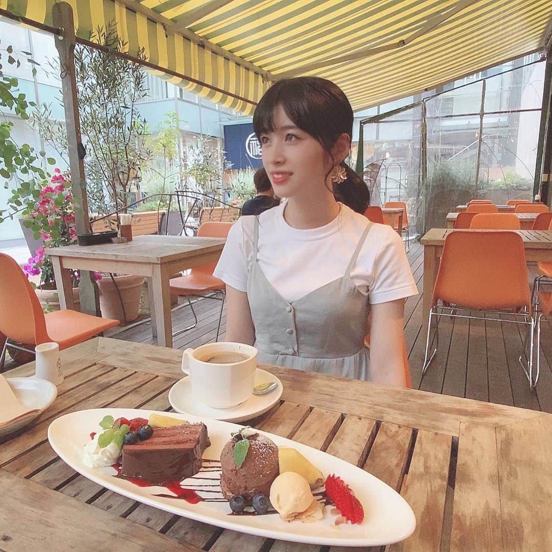 仙石みなみのインスタグラム：「. ☕︎ テラスでこーひー☺︎ . #cafe #terrace #coffee #cake #ice」