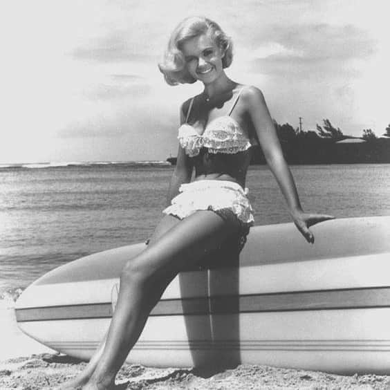 BILLABONG WOMENSさんのインスタグラム写真 - (BILLABONG WOMENSInstagram)「Want to be a Betty and win a new bikini? Re-create a vintage photo of Betty's from back in the day - treat your image in a retro way, tag us @billabongwomens and #ABikiniKindaLife for a chance to win!   US residents only. Must be 18+. Winner selected at random on 9/21/2020.」9月15日 1時02分 - billabongwomens