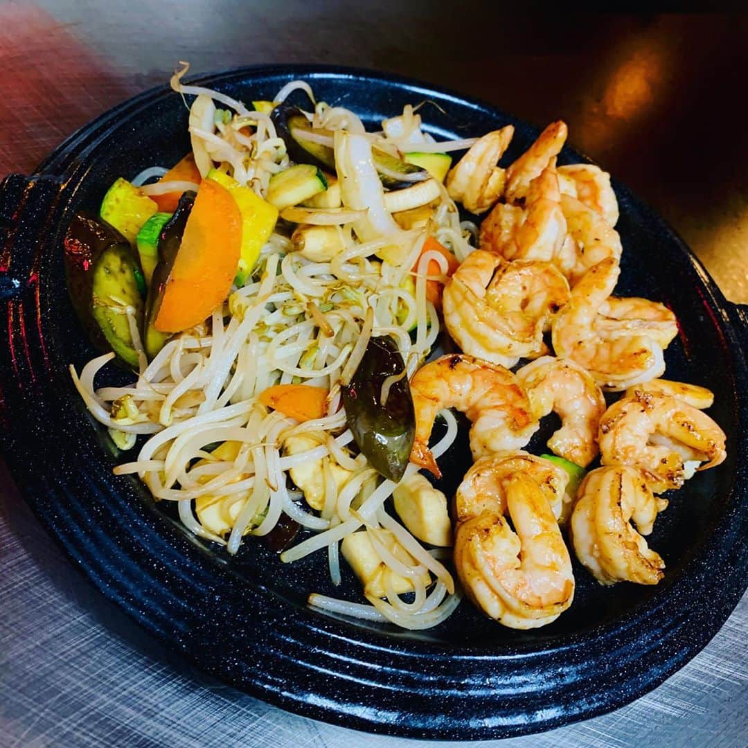 カン のインスタグラム：「-철판구이새우-  --------------------  🍽 JEFF'S GRILL 🍺 9월 14일(월) 정식 오픈🙌!! 품격있는 철판요리 착한가격에 드세요🙇‍♂️ (주당대환영) (한국어, English, 日本語 3개국어 가능 외국인 환영)  ⏱ Business Hours ⏱ •open.  __매일 pm05:00 •close. __평일 am03:00  __________주말 am05:00  🏡 Address 🏡 •경기도 성남시 중원구 성남동 1404  _센트럴푸르지오시티 상가 151호  _(호텔 셀린트 찾아오시면 빨라요!)  . . .  Insta - @jeffs_grill, @jeffchoi89,  @sung_yoon_91 Face book - @jeff's grill  #제프스그릴 #jeffsgrill #맛집 #성남맛집 #분당맛집 #모란 #수진 #모란맛집 #수진맛집 #모란역 #수진역  #모란술집 #수진술집 #철판 #철판요리 #테판야끼 #철판주점 #술집 #소주 #맥주 #생맥 #사케 #와인 #데일리 #맛스타그램 #맛 #맛집추천 #맛집스타그램 #맛집탐방 #착한가격」