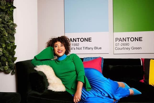 HGTVさんのインスタグラム写真 - (HGTVInstagram)「Color us impressed! 🖍 Take a twirl around the technicolor NYC apartment of Courtney Quinn (@colormecourtney). 🌈  Courtney lives to inspire body positivity, color theory and color combinations while promoting happiness in her corner of the internet. 🤗 Take the full tour at the link in our bio. 🔝 ⁠⠀ ⁠⠀ #design #interiordesign #hometours #nyc #colormecourtney」9月15日 1時07分 - hgtv
