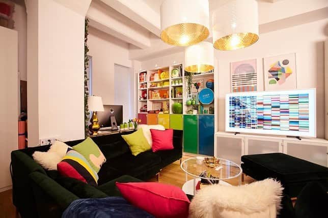 HGTVさんのインスタグラム写真 - (HGTVInstagram)「Color us impressed! 🖍 Take a twirl around the technicolor NYC apartment of Courtney Quinn (@colormecourtney). 🌈  Courtney lives to inspire body positivity, color theory and color combinations while promoting happiness in her corner of the internet. 🤗 Take the full tour at the link in our bio. 🔝 ⁠⠀ ⁠⠀ #design #interiordesign #hometours #nyc #colormecourtney」9月15日 1時07分 - hgtv