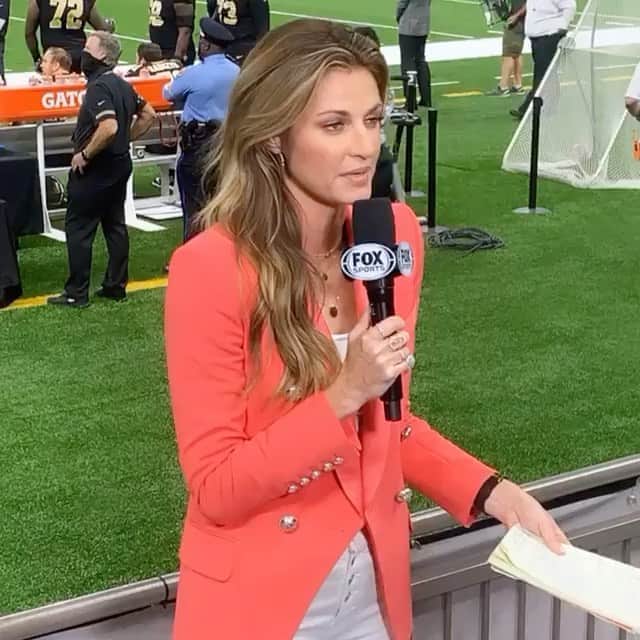 エリン・アンドリューズのインスタグラム：「Week 1...Pumped to be back @nflonfox @vtrilling @jilliangregory @lanajewelry Salmon blazer!!!!!!!! @balmain」