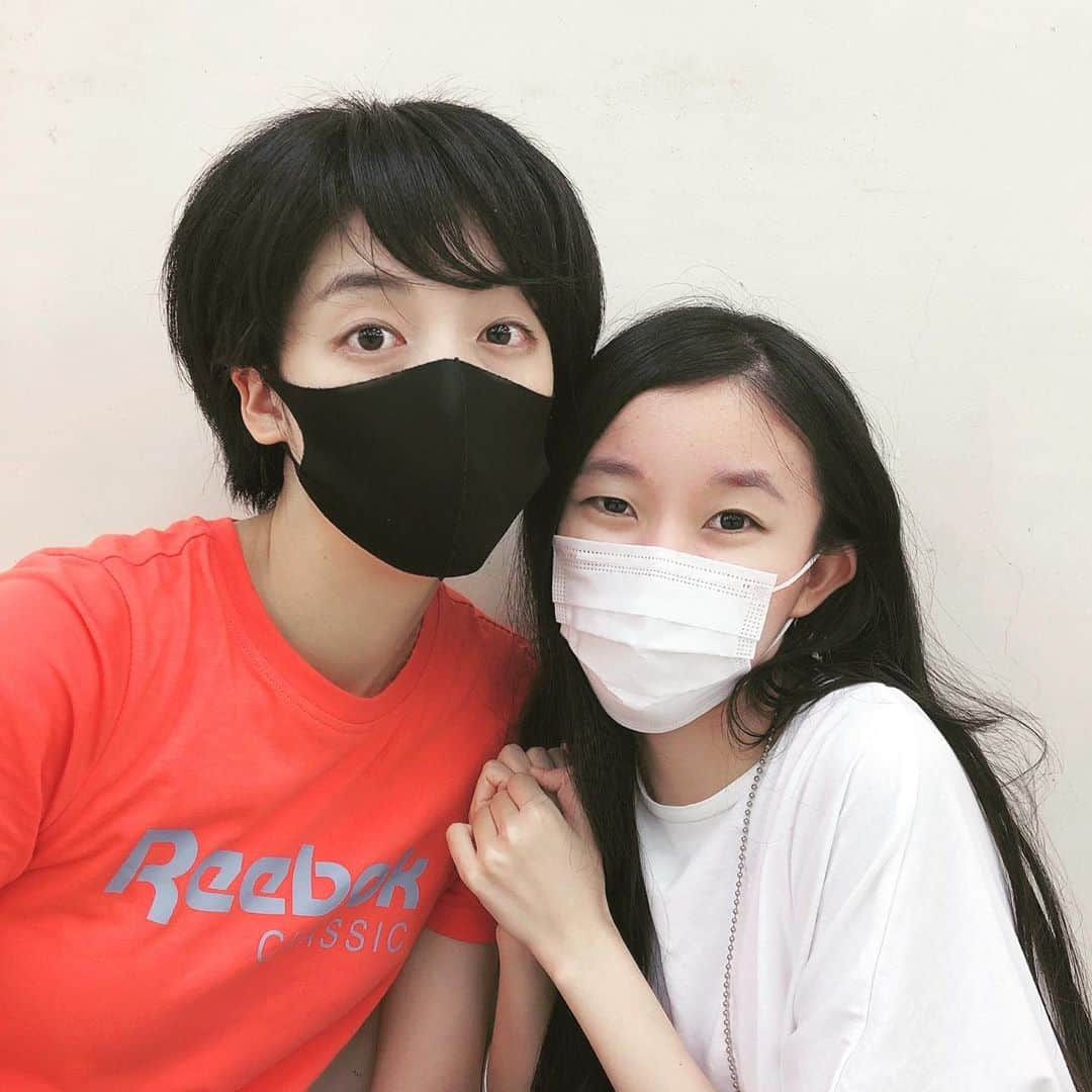 哀川まことのインスタグラム：「ちょっとずつのっける共演者さま  #アルコジ　でご一緒する #御原みつる　ちゃん そしておなじみ(？) #高橋佑奈　ちゃんさ！  稽古後だから前髪面白いことになっている。うへへ  #アルティメット古事記 #中目黒キンケロシアター #哀川まこと #オフィスサカイ」