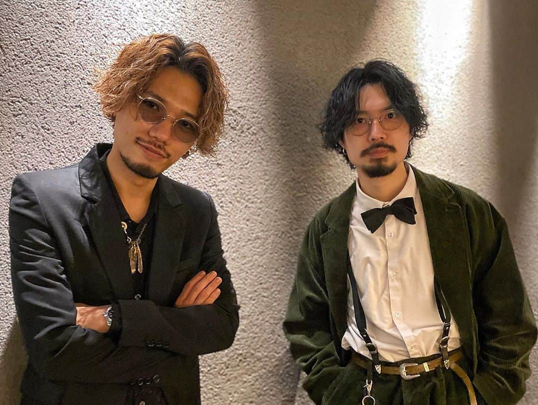 高木琢也さんのインスタグラム写真 - (高木琢也Instagram)「俺にとってみんなは誇りです。 今の時代の戦い方を編み出す営業部 陽介。 新しいデザインと人材を発掘し居場所をコンバートする人事部 七五三掛。 どの部署にも顔を出し全体の統括をしてまとめてくれる インテグレートマネージャー 宮島。 うちの核である技術を浸透させケミカルと掛け合わせ発展させる 技術部 大越。 新しいスタイルをどう伝えていくかSNS戦略を創造するSNS部 雨宮。 売り上げを上げまくるエース 島崎。 関西エリアの立役者であり日本一を牽引する核弾頭 出井。 大阪店の次世代のカリスマ 森田。 みんなが気づかないところに気付いて、割って入って発言できる 大二朗。 面白いアイデアと行動力を発揮させ俺に何かあると一番に助けてくれる 峰田。 トリコシリーズのプロデューサーであり冷静な判断で答えを出せる 三科。 みんなが一生懸命動いてくれる。 それぞれの店舗をまとめ、各部署をのやるべきこと、どう戦略をたてて工夫するか。 どうみんなを動かしていくか？ 今のオーシャンを動かしてるのは俺の指示じゃなく、自ら考えて工夫して行動してくれるみんなのおかげです。 いつも本当にありがとう。最高‼️ 今日から８年目のスタート。 今までのよかったことは加速させ、ダメだったことは直し、新しいかたちをつくれるように必死こいて成長します。 まだまだ中学２年生の会社です。 俺はまだまだだめだね😋 日々学び、精進していきます。 新たなSTART。 今後ともよろしくお願いします‼️ #OCEANTOKYO #START #いつも本当にありがとう #感謝」9月15日 1時13分 - takagi_ocean