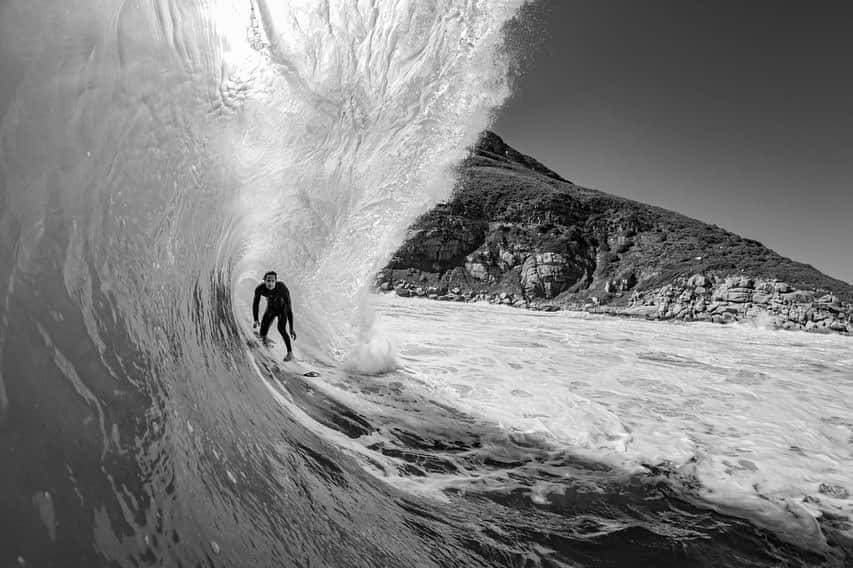ジョーディ・スミスのインスタグラム：「Surfed Hoek early last week with @mikeyfebruary We paddled out on the dead low and it was an absolute mess. Rips all over the place and non stop close outs. So I decided to run 2 kilometers down the beach and see if it was any better there. Turns out it was worse as the tide had come in too much so myself and @ducky_staples ran back to the Hoek paddled out and had one of my better surfs I’ve had there. Thanks for capturing the moment after the mission 📷@sachaspex @oneillusa got to love the chase #capetown」